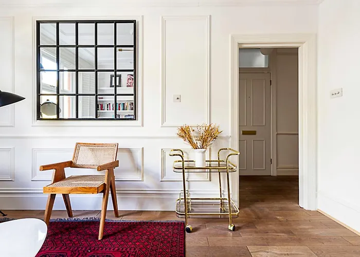 Stunning Maida Vaile Apartment