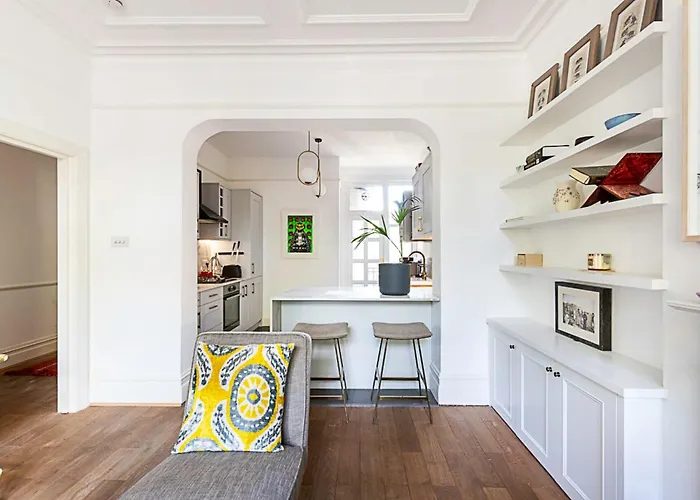 Stunning Maida Vaile Apartment