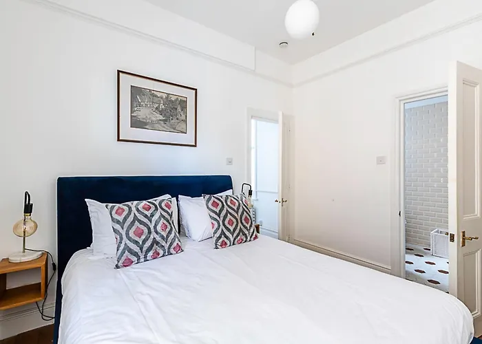 Stunning Maida Vaile Apartment