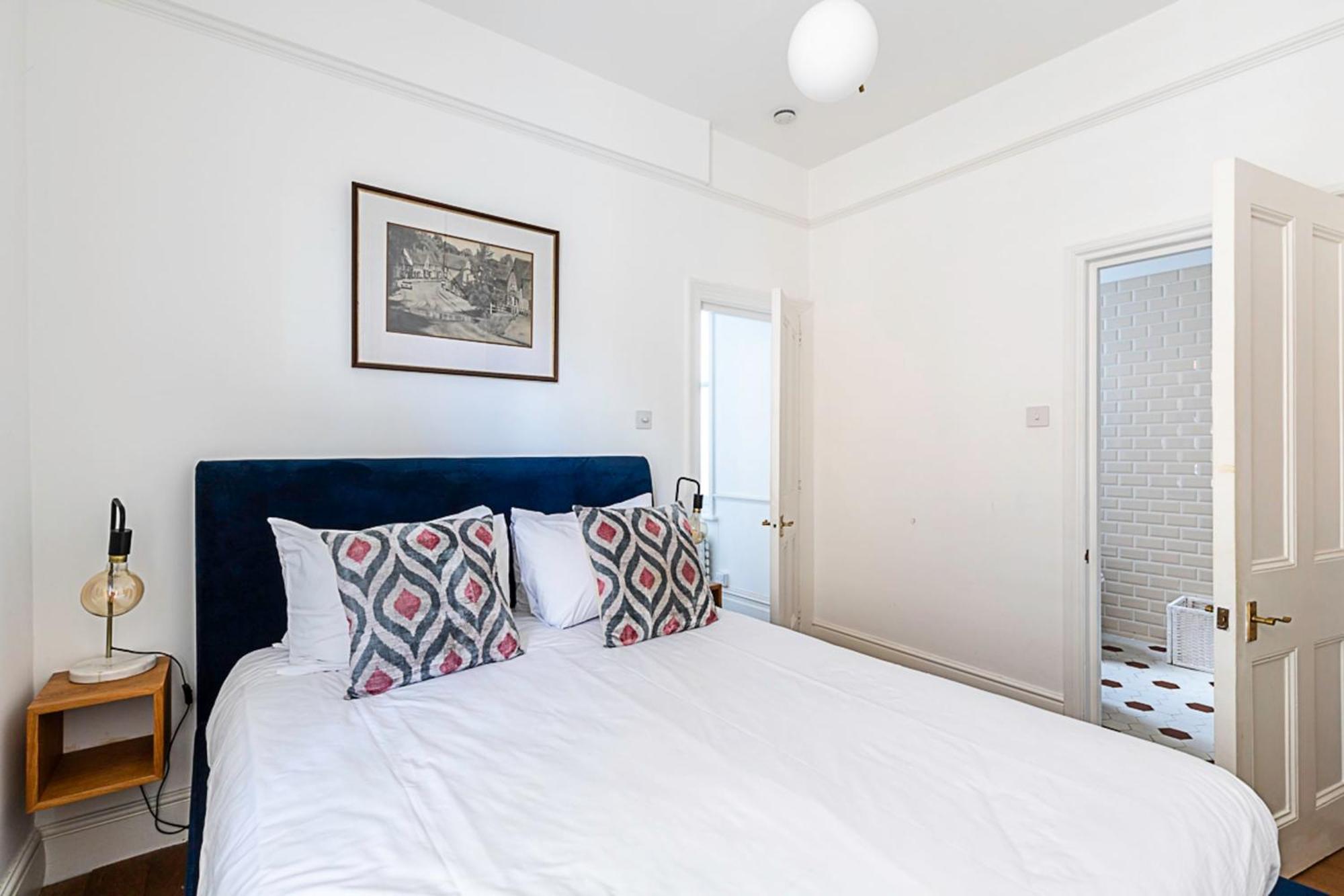 Stunning Maida Vaile Apartment